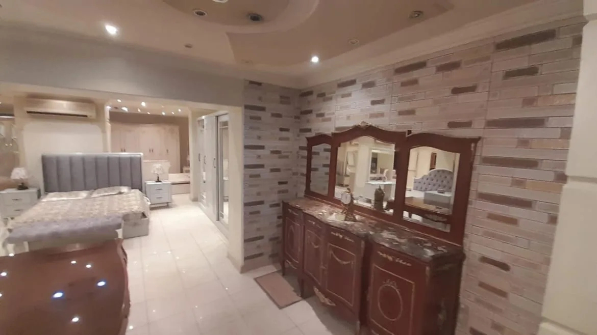 d9b0b7a3-959c-4e3c-8188-d2156147a399 محل للايجار 300م فى المهندسين شارع رئيسى