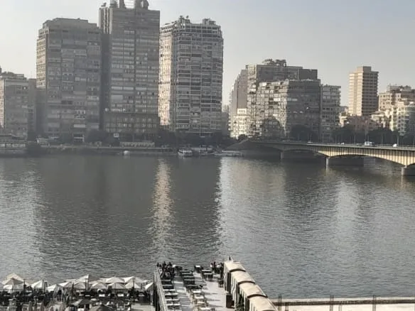 شقة للبيع فى المنيل شارع عبد العزيز ال سعود 150م على النيل مباشرة تشطيب حديث