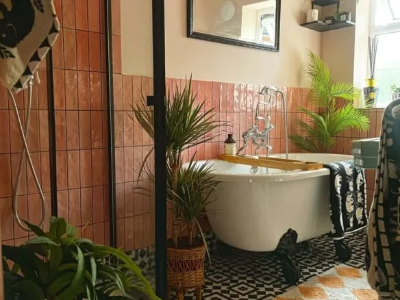 This “Tired” 1980s Bathroom Is Transformed into a Vintage-Inspired Oasis