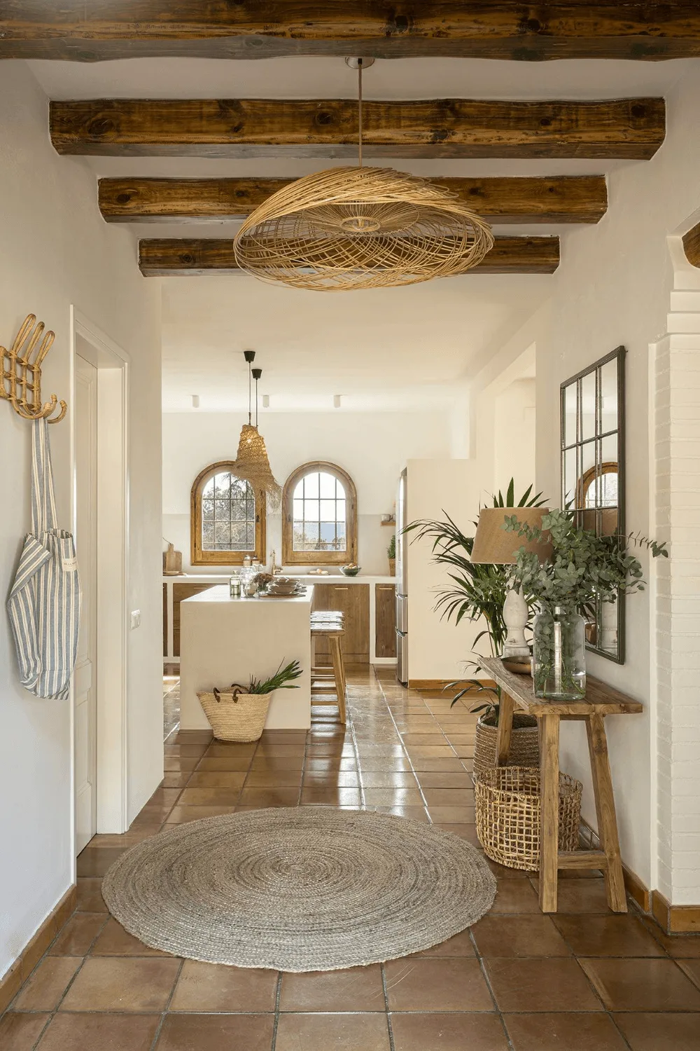Un restyling de estilo ibicenco para esta masía llena de encanto en el corazón de la Costa Brava
