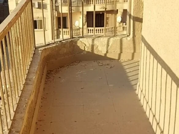 شقه للبيع فى عرب المعادى بجانب شارع محكمه المعادى والشهر العقارى