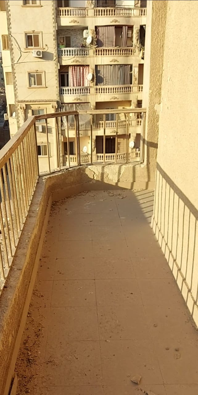 3 شقه للبيع فى عرب المعادى بجانب شارع محكمه المعادى والشهر العقارى
