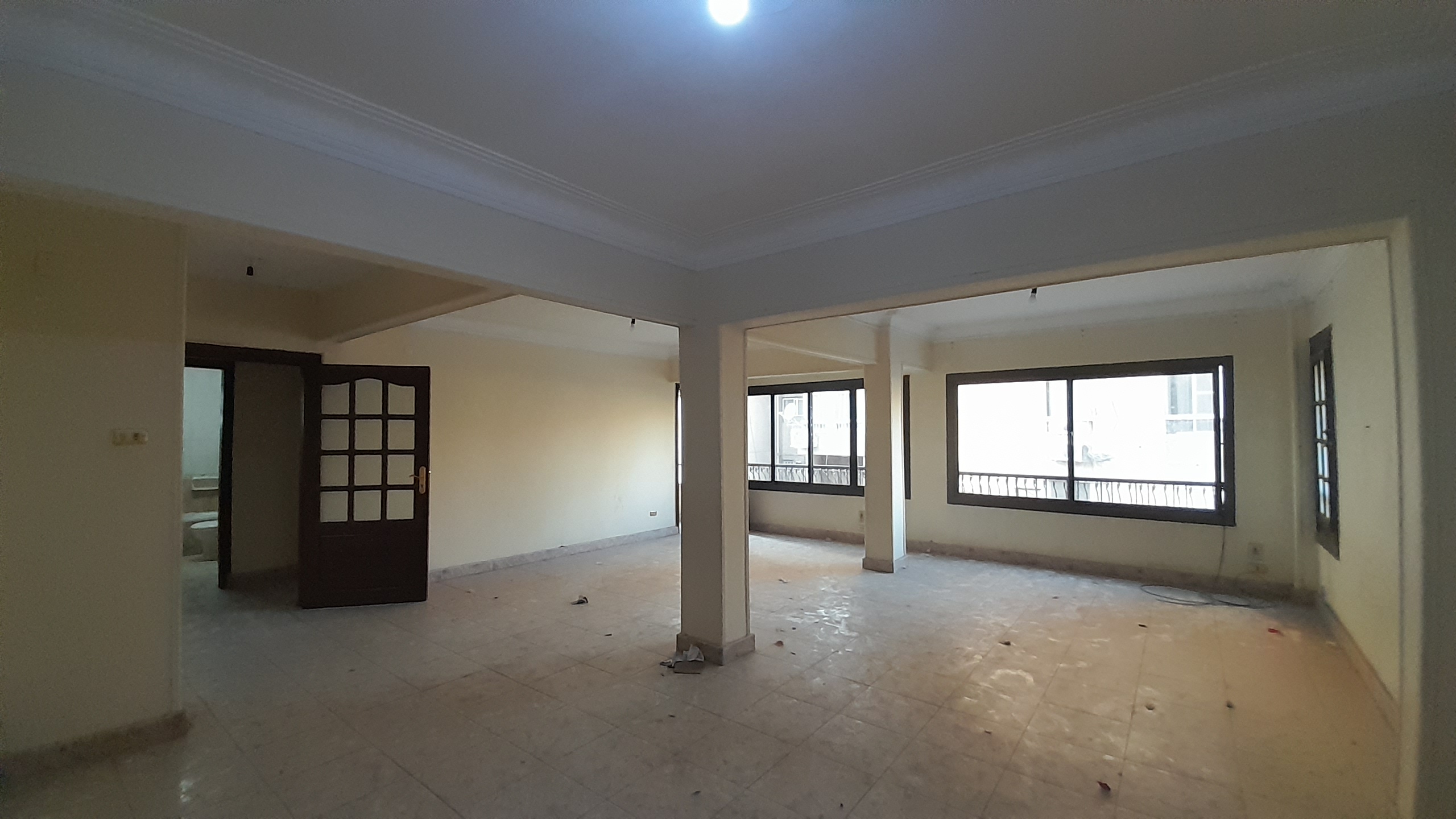 مكتب بدون فرش  للإيجار في المهندسين  120م في  شارع جامعة الدول الرئيسي ( بدون مصعد ) .