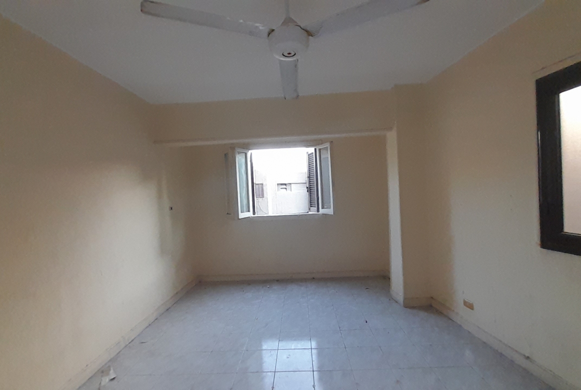 مكتب بدون فرش  للإيجار في المهندسين  120م في  شارع جامعة الدول الرئيسي ( بدون مصعد ) .