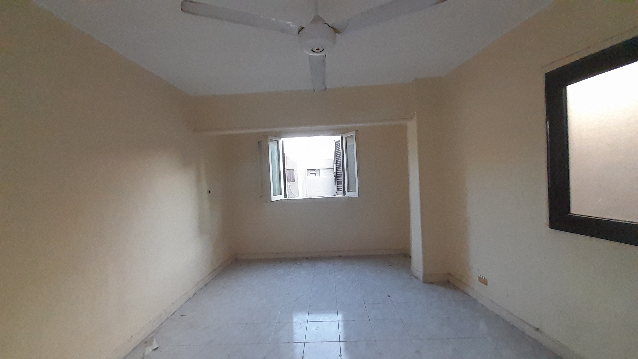 مكتب بدون فرش  للإيجار في المهندسين  120م في  شارع جامعة الدول الرئيسي ( بدون مصعد ) .