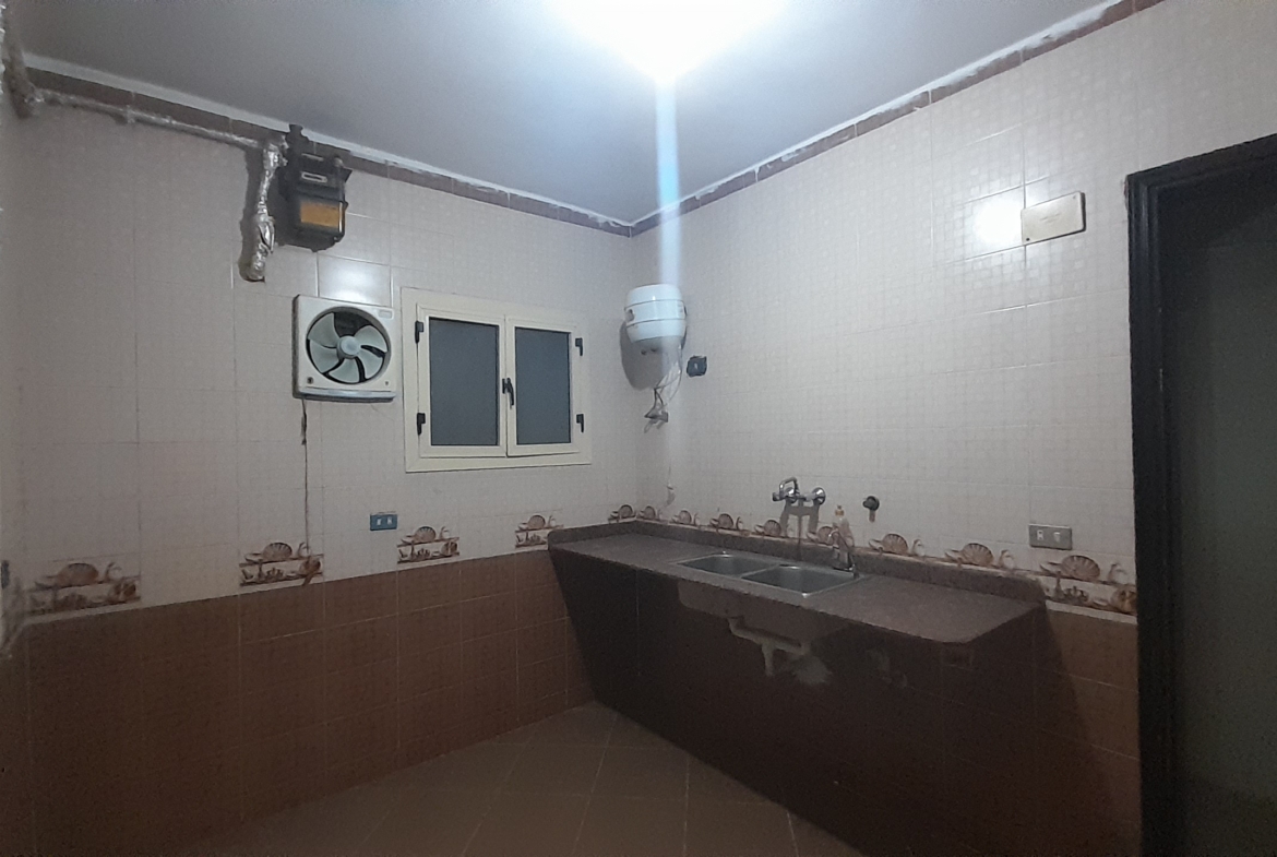 شقة بدون فرش للإيجار في المهندسين 170م في شارع المروة الرئيسي .