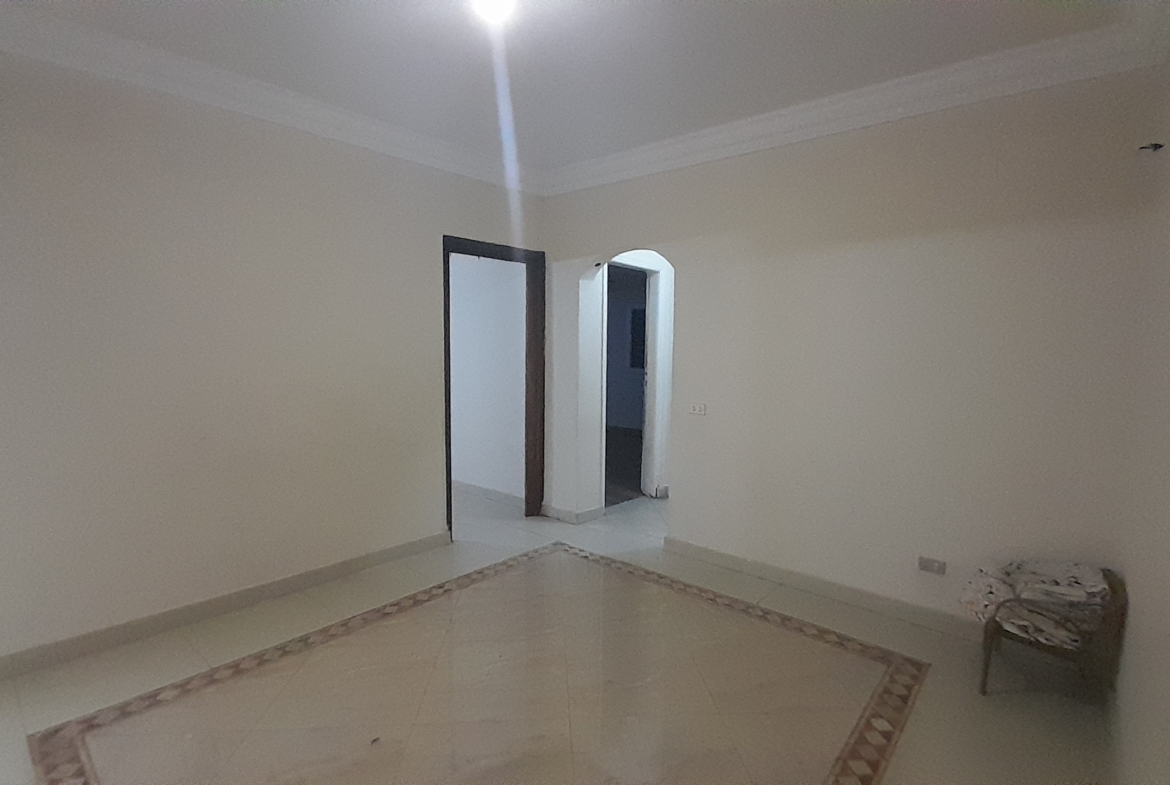 شقة بدون فرش للإيجار في المهندسين 170م في شارع المروة الرئيسي .