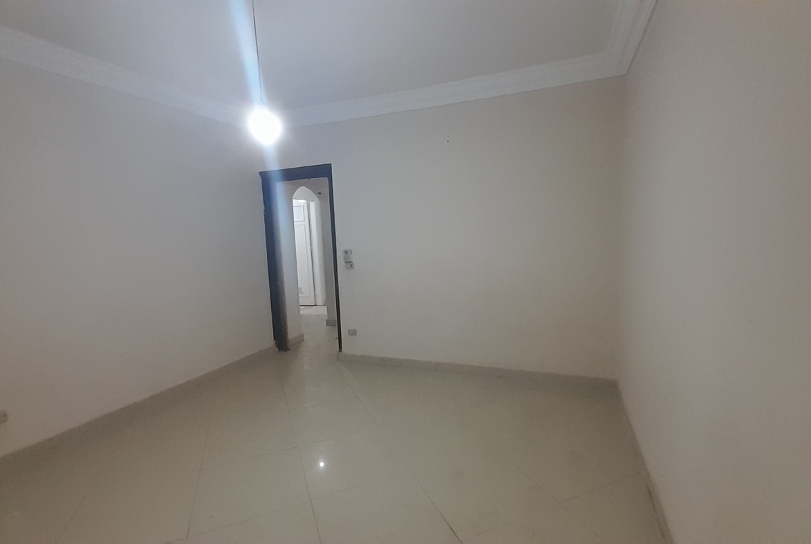 شقة بدون فرش للإيجار في المهندسين 170م في شارع المروة الرئيسي .