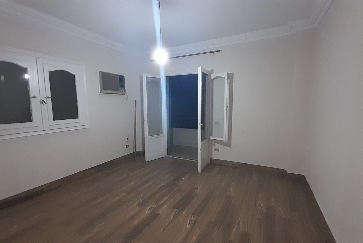 شقة بدون فرش للإيجار في المهندسين 170م في شارع المروة الرئيسي .