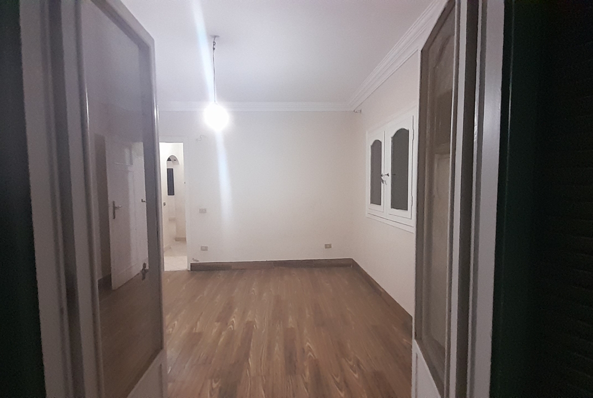 شقة بدون فرش للإيجار في المهندسين 170م في شارع المروة الرئيسي .