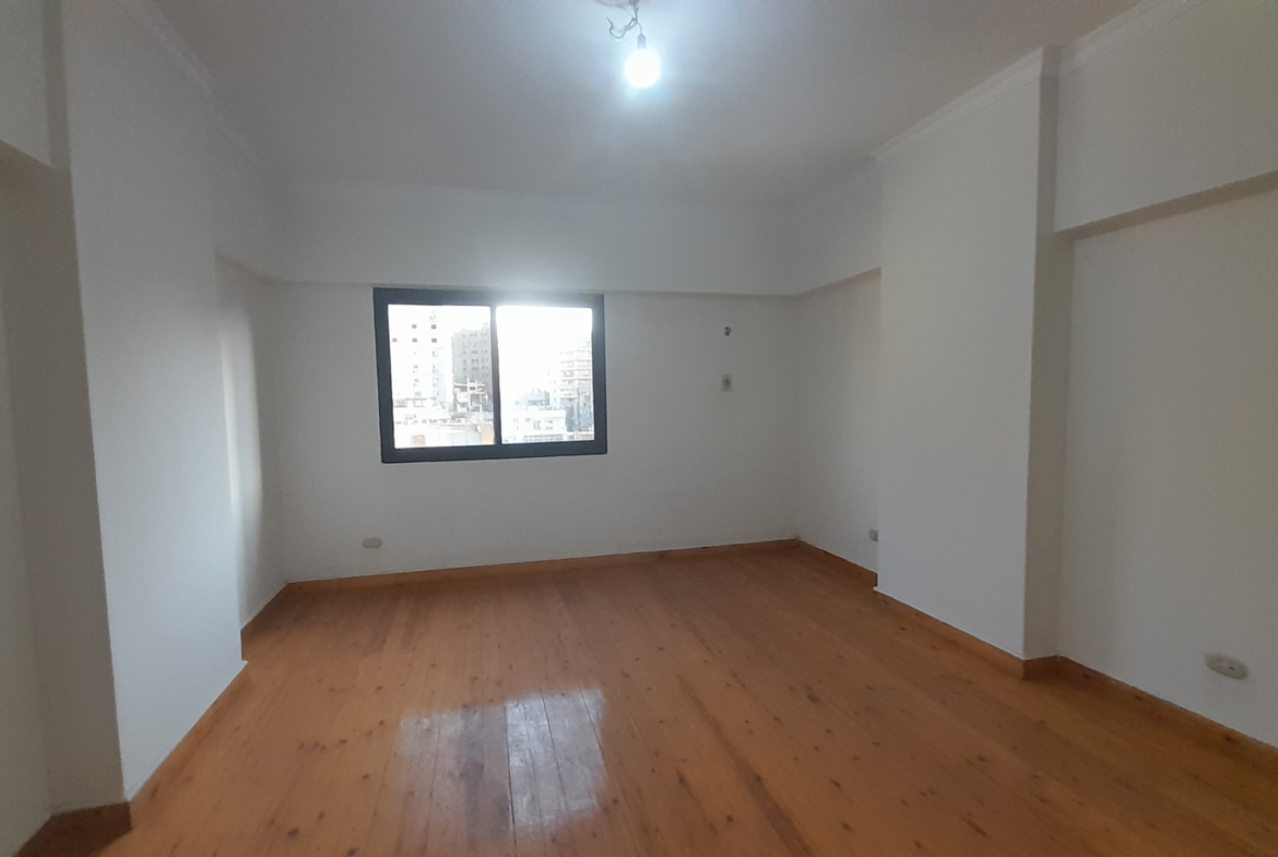شقة للبيع في المهندسين 230م خطوات من شارع سليمان أباظة ( موقع مميز ) .