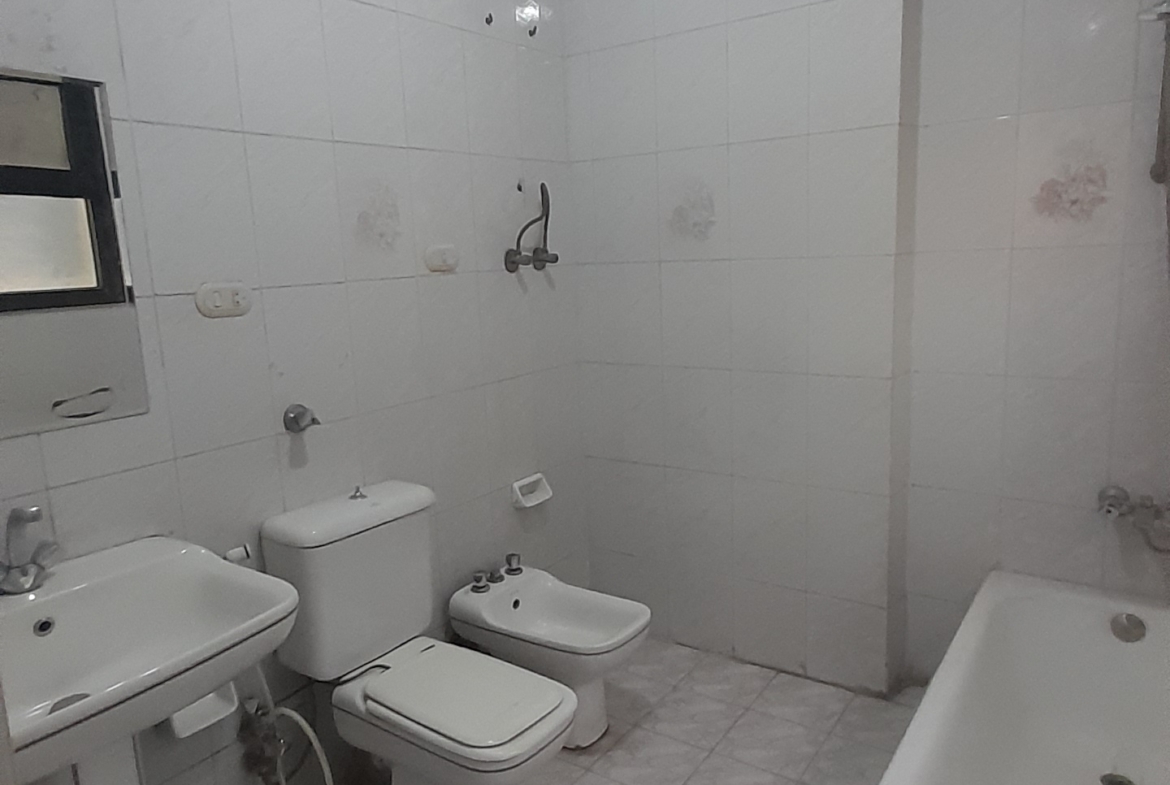 شقة للبيع في المهندسين 230م خطوات من شارع سليمان أباظة ( موقع مميز ) .