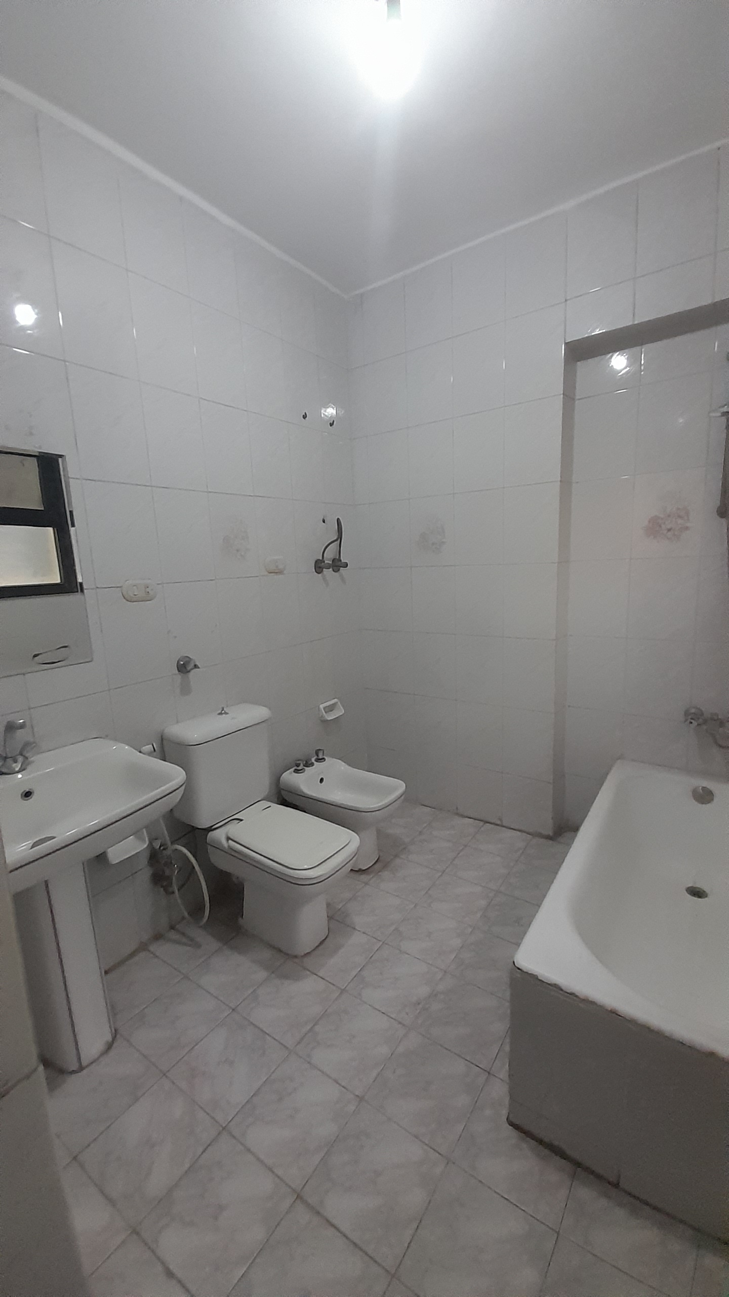 شقة للبيع في المهندسين 230م خطوات من شارع سليمان أباظة ( موقع مميز ) .
