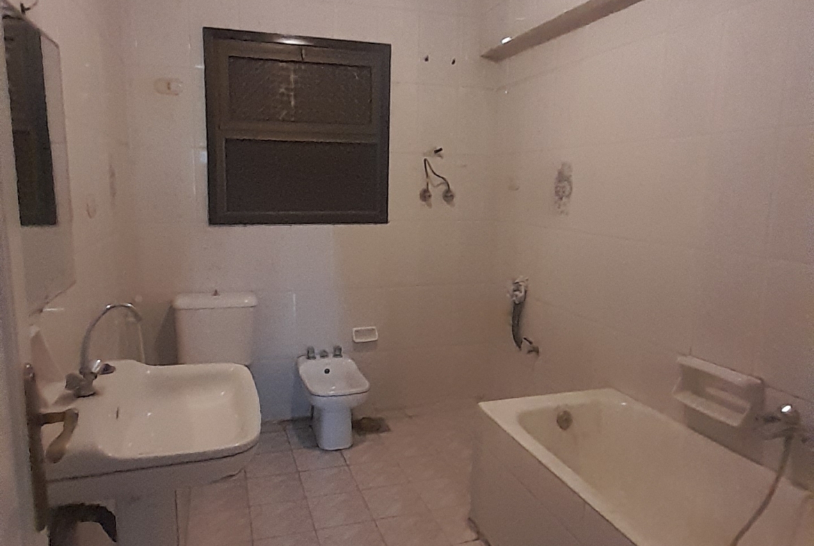 شقة للبيع في المهندسين 230م خطوات من شارع سليمان أباظة ( موقع مميز ) .