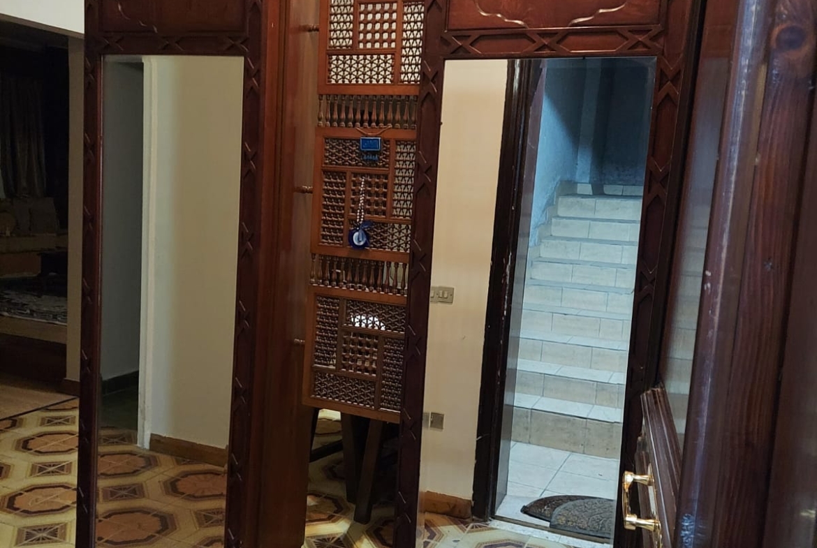 شقة مفروشة للإيجار في المهندسين  140م عمارة عائلية  والفرش مجدد .