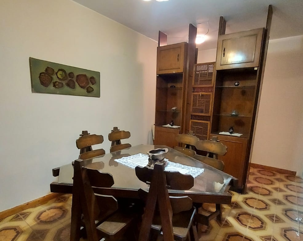 شقة مفروشة للإيجار في المهندسين  140م عمارة عائلية  والفرش مجدد .