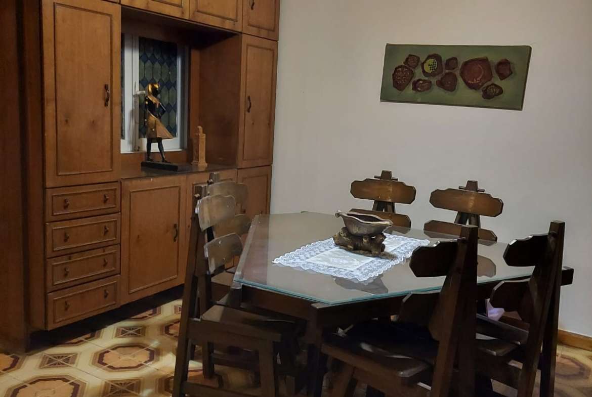 شقة مفروشة للإيجار في المهندسين  140م عمارة عائلية  والفرش مجدد .