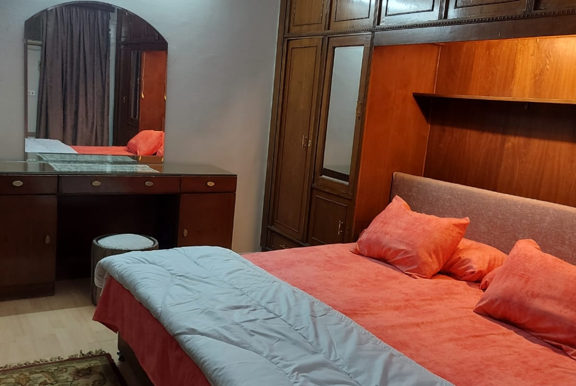 شقة مفروشة للإيجار في المهندسين  140م عمارة عائلية  والفرش مجدد .