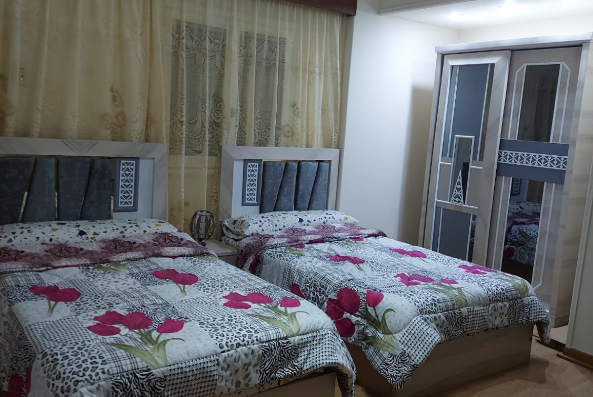 شقة مفروشة للإيجار في المهندسين  140م عمارة عائلية  والفرش مجدد .