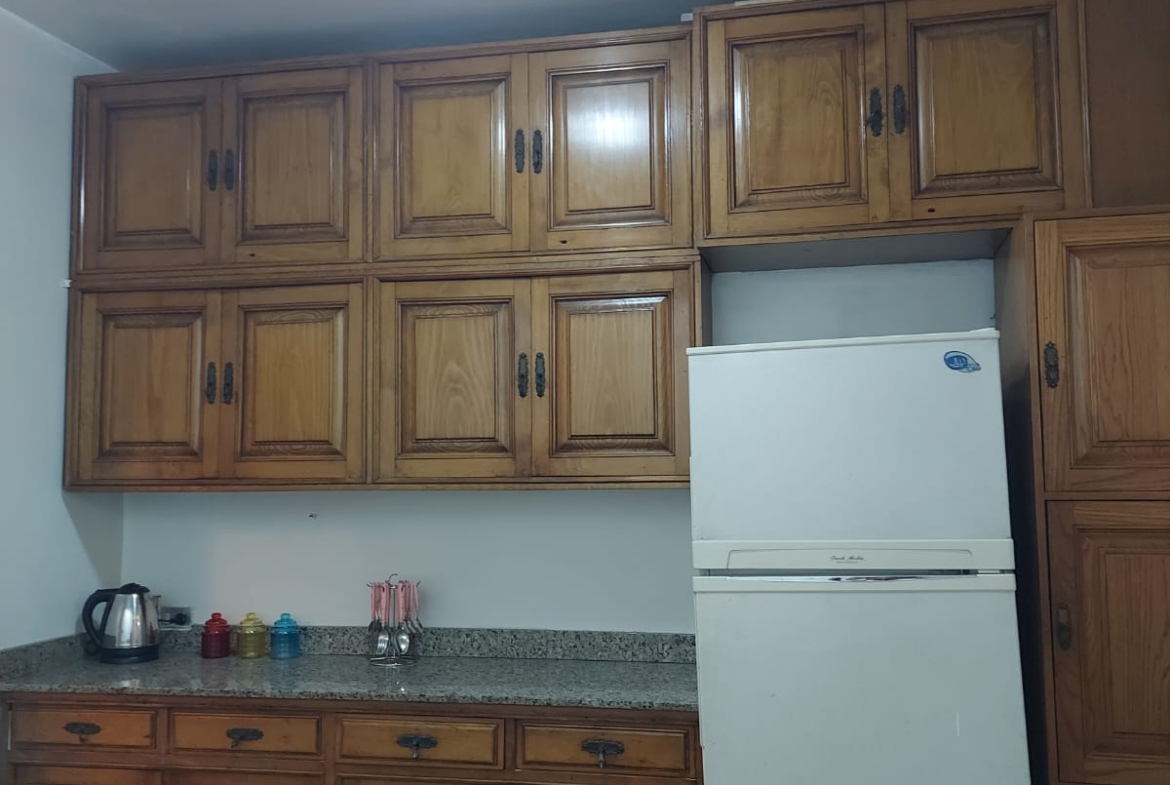 شقة مفروشة للإيجار في المهندسين  140م عمارة عائلية  والفرش مجدد .