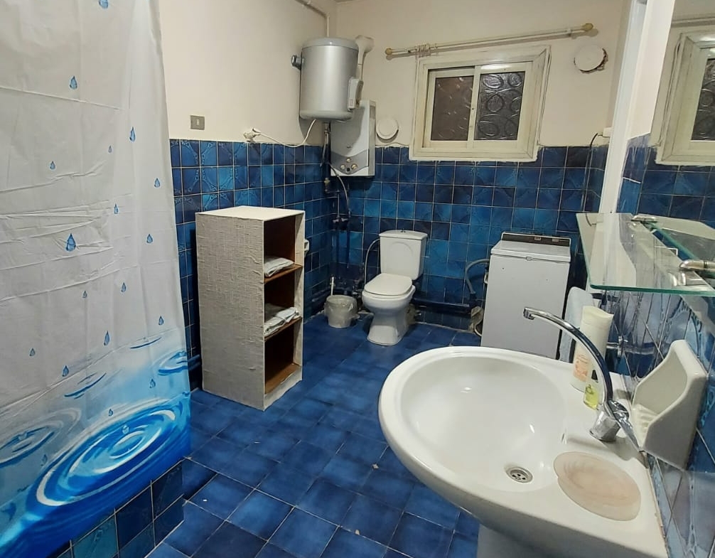شقة مفروشة للإيجار في المهندسين  140م عمارة عائلية  والفرش مجدد .