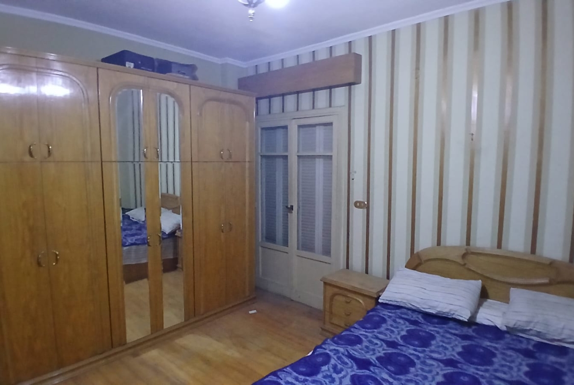 شقة مفروشة للإيجار في المهندسين  140م عمارة عائلية  وبحرية .