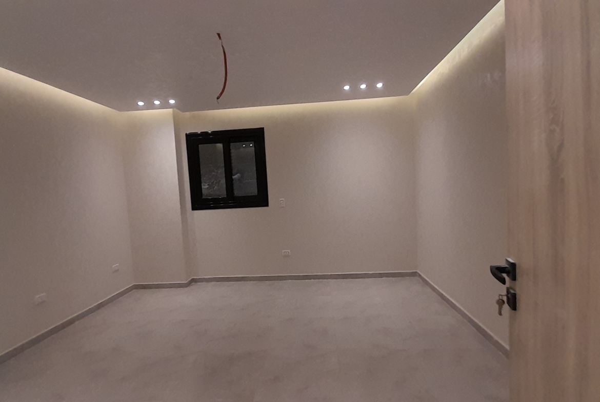 شقة للبيع  بالتقسيط  في العجوزة 140م قرب مطعم نعمه عمارة جديدة  ( أول سكن ) .