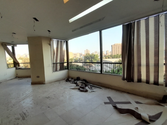 شقة للبيع في المهندسين 300م في شارع الثورة الرئيسى بفيو رائع .