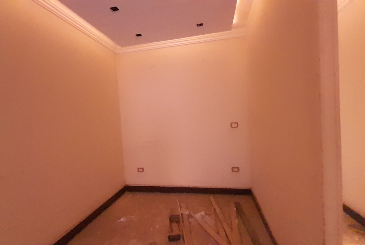 شقة للبيع في المهندسين 300م في شارع الثورة الرئيسى بفيو رائع .