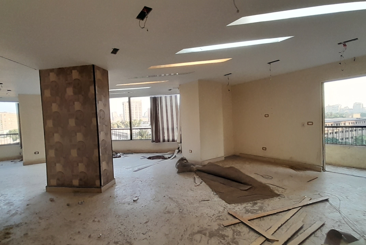 شقة للبيع في المهندسين 300م في شارع الثورة الرئيسى بفيو رائع .