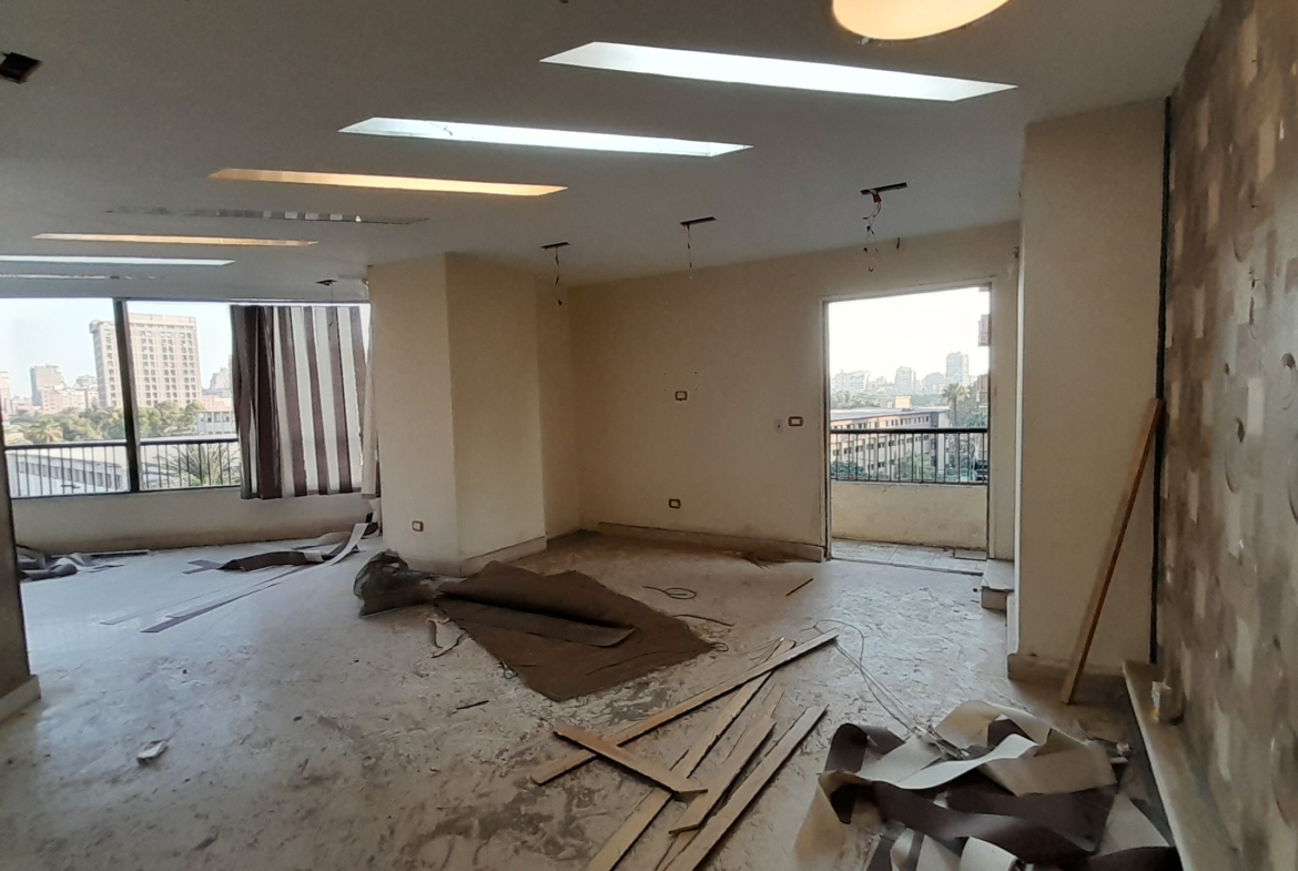 شقة للبيع في المهندسين 300م في شارع الثورة الرئيسى بفيو رائع .