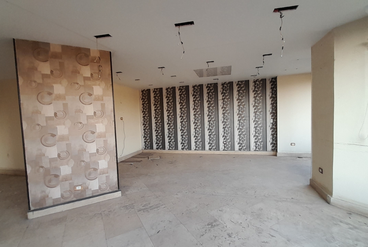 شقة للبيع في المهندسين 300م في شارع الثورة الرئيسى بفيو رائع .