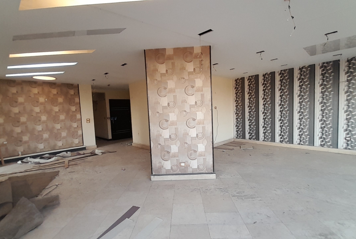شقة للبيع في المهندسين 300م في شارع الثورة الرئيسى بفيو رائع .