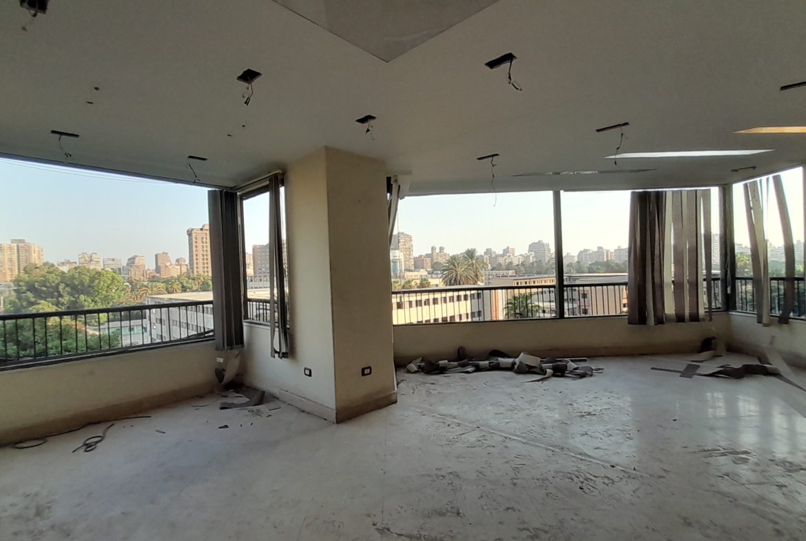 شقة للبيع في المهندسين 300م في شارع الثورة الرئيسى بفيو رائع .