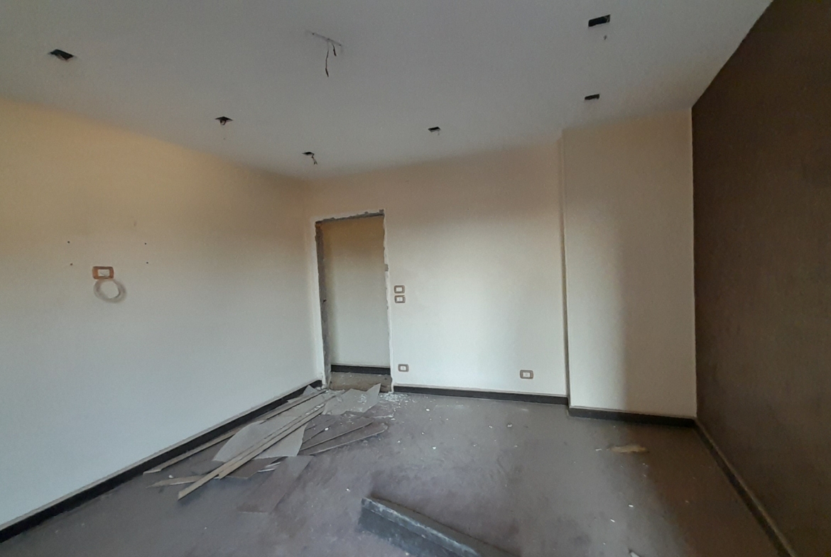 شقة للبيع في المهندسين 300م في شارع الثورة الرئيسى بفيو رائع .