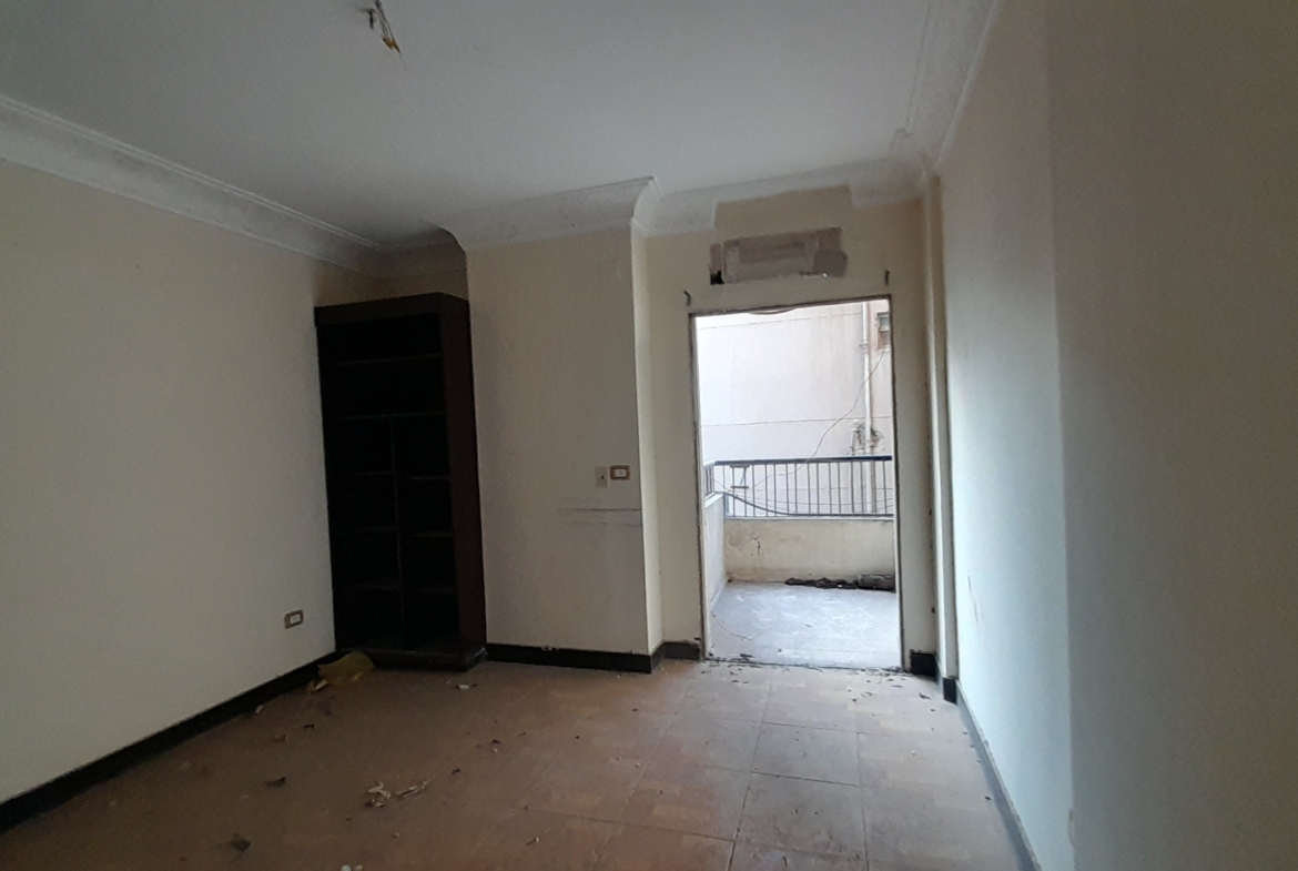 شقة للبيع في المهندسين 300م في شارع الثورة الرئيسى بفيو رائع .