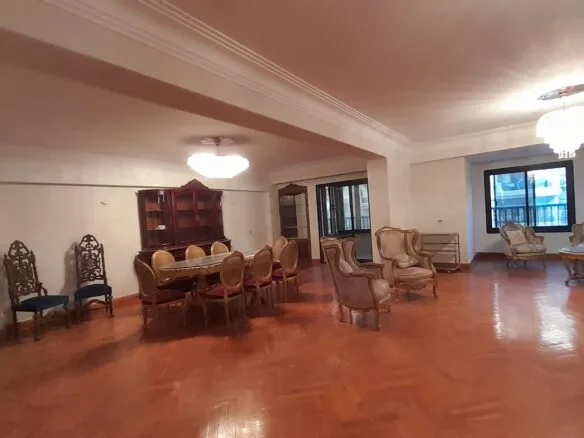 شقة للبيع في المهندسين 330 م فى شارع محي الدين أبو العز الرئيسى مساحة واسعة  .
