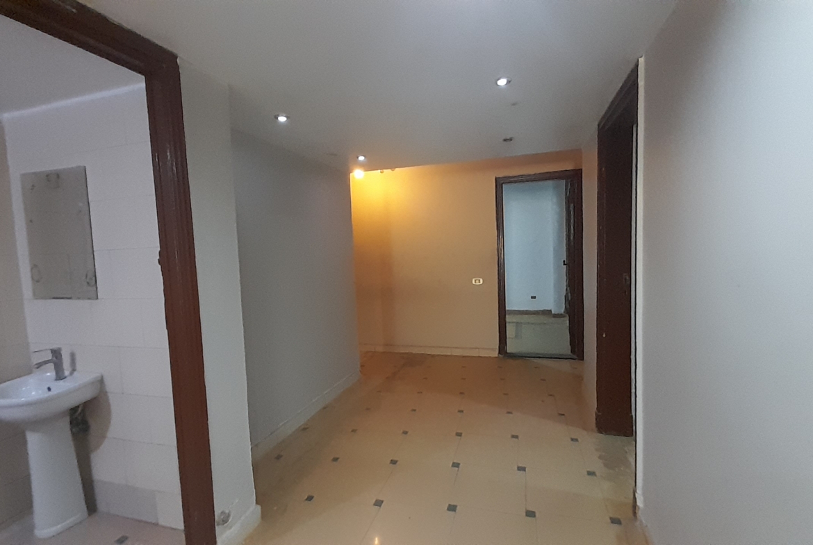 محل للبيع في المهندسين مربع نادى الصيد 210م  سوبر لوكس  .