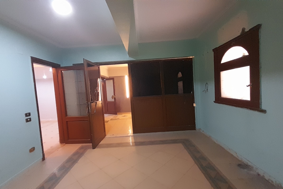 محل للبيع في المهندسين مربع نادى الصيد 210م  سوبر لوكس  .