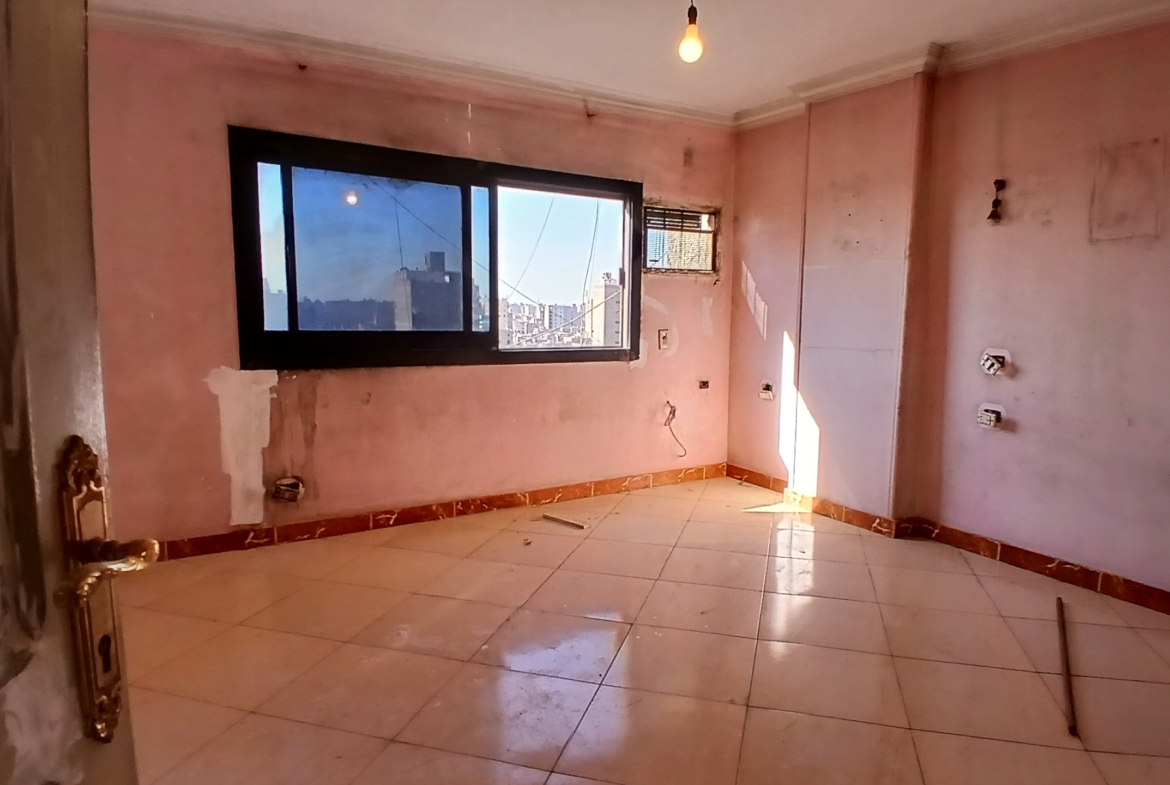 شقة للبيع  فى المهندسين 160م شارع السودان الرئيسى غير مجروحة