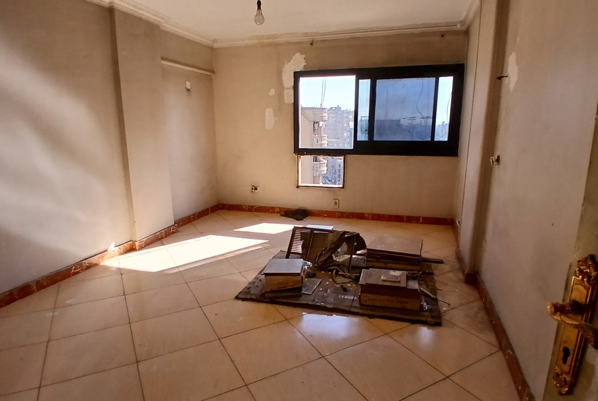 شقة للبيع  فى المهندسين 160م شارع السودان الرئيسى غير مجروحة