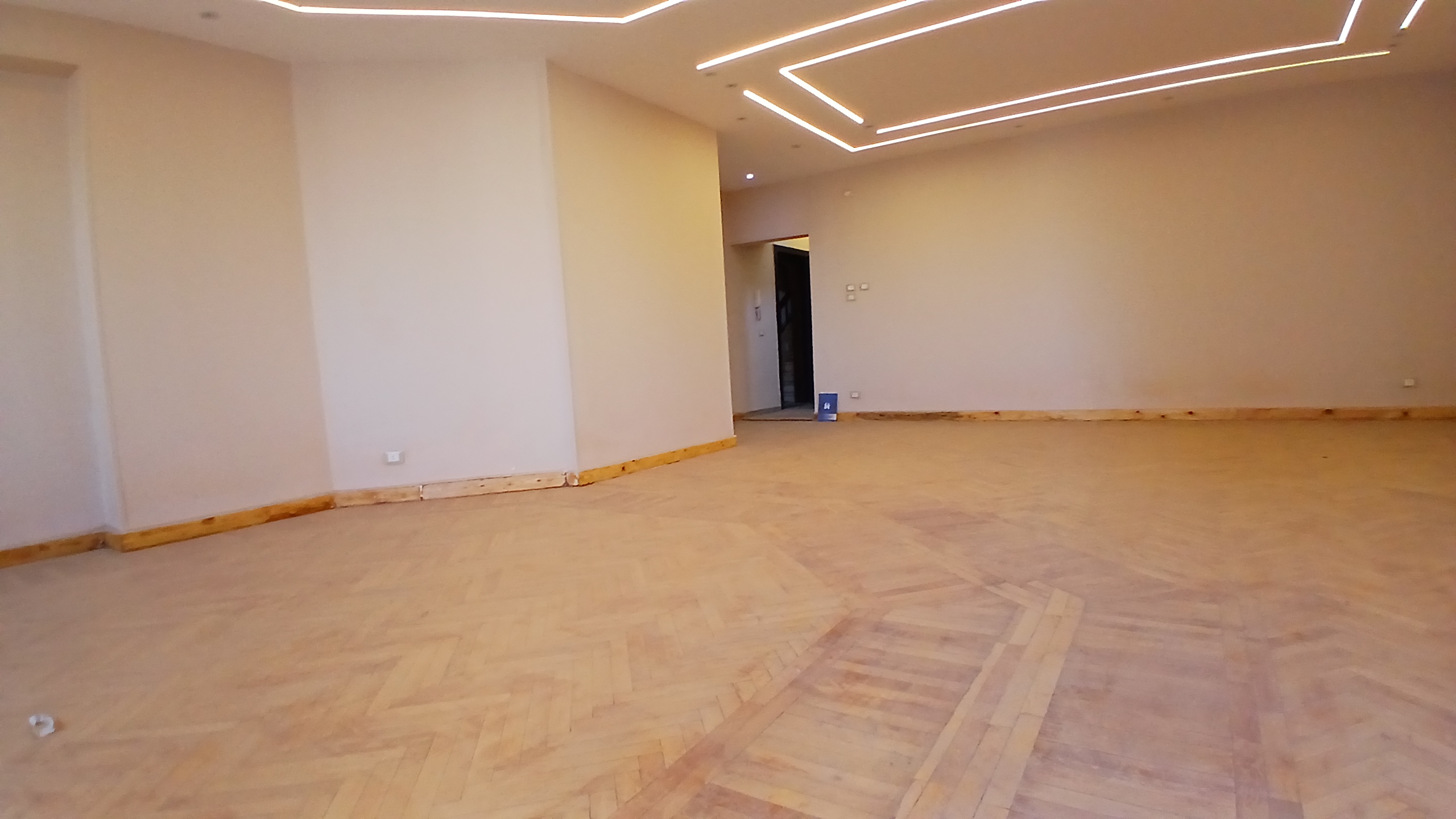 شقة للبيع فى المهندسين  فى شارع عبد المنعم رياض الرئيسى240م  فيو رائع تشطيب حديث .