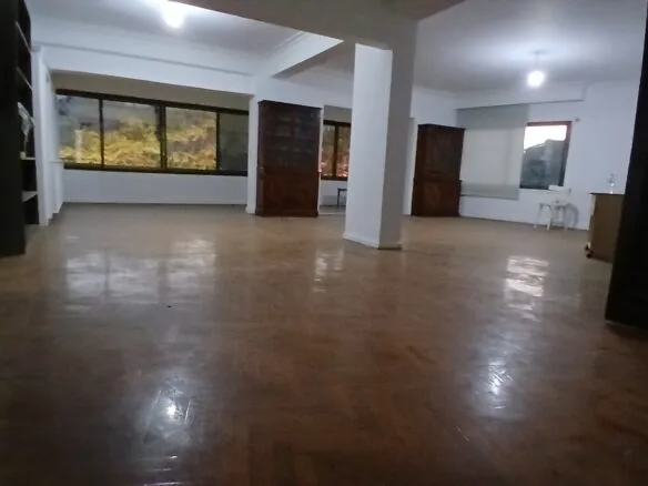 شقة للبيع في الدقى 240م فى شارع فينى الرئيسى و كأنك فى الزمالك ( تشطيب مجدد ) . 