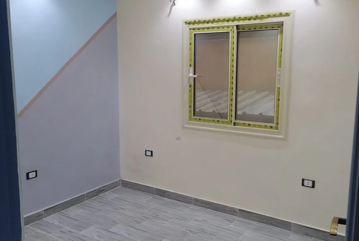 شقة بموقع مميز بجوار النادي تشطيب مهندس ديكور بمطبخ جديد وموقد بلت ان إيطالى جديد وسخان كهربائى جديد