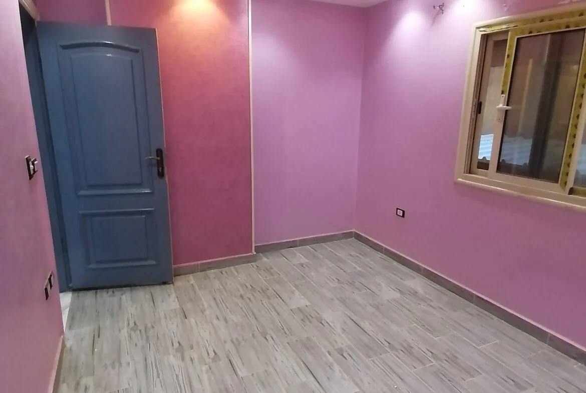 شقة بموقع مميز بجوار النادي تشطيب مهندس ديكور بمطبخ جديد وموقد بلت ان إيطالى جديد وسخان كهربائى جديد