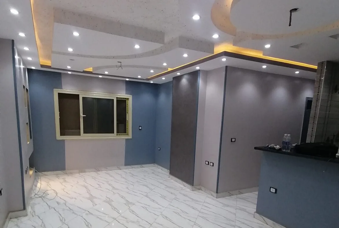 شقة بموقع مميز بجوار النادي تشطيب مهندس ديكور بمطبخ جديد وموقد بلت ان إيطالى جديد وسخان كهربائى جديد