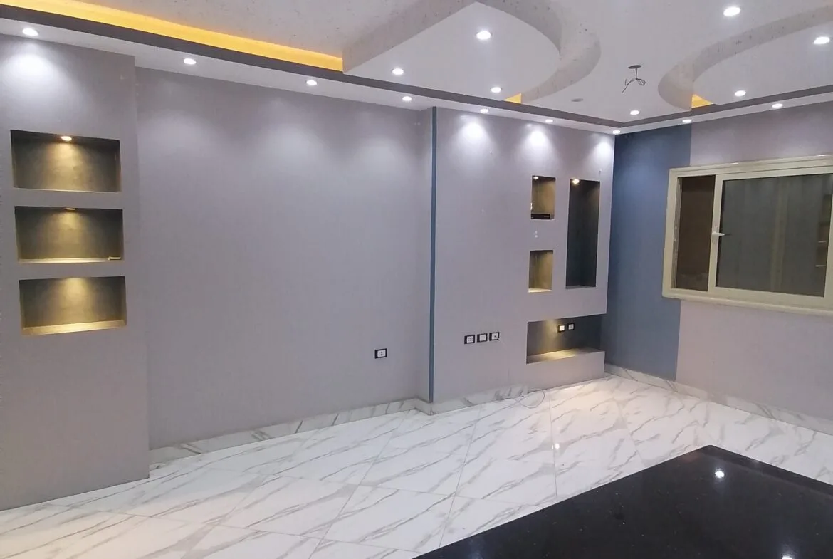 شقة بموقع مميز بجوار النادي تشطيب مهندس ديكور بمطبخ جديد وموقد بلت ان إيطالى جديد وسخان كهربائى جديد