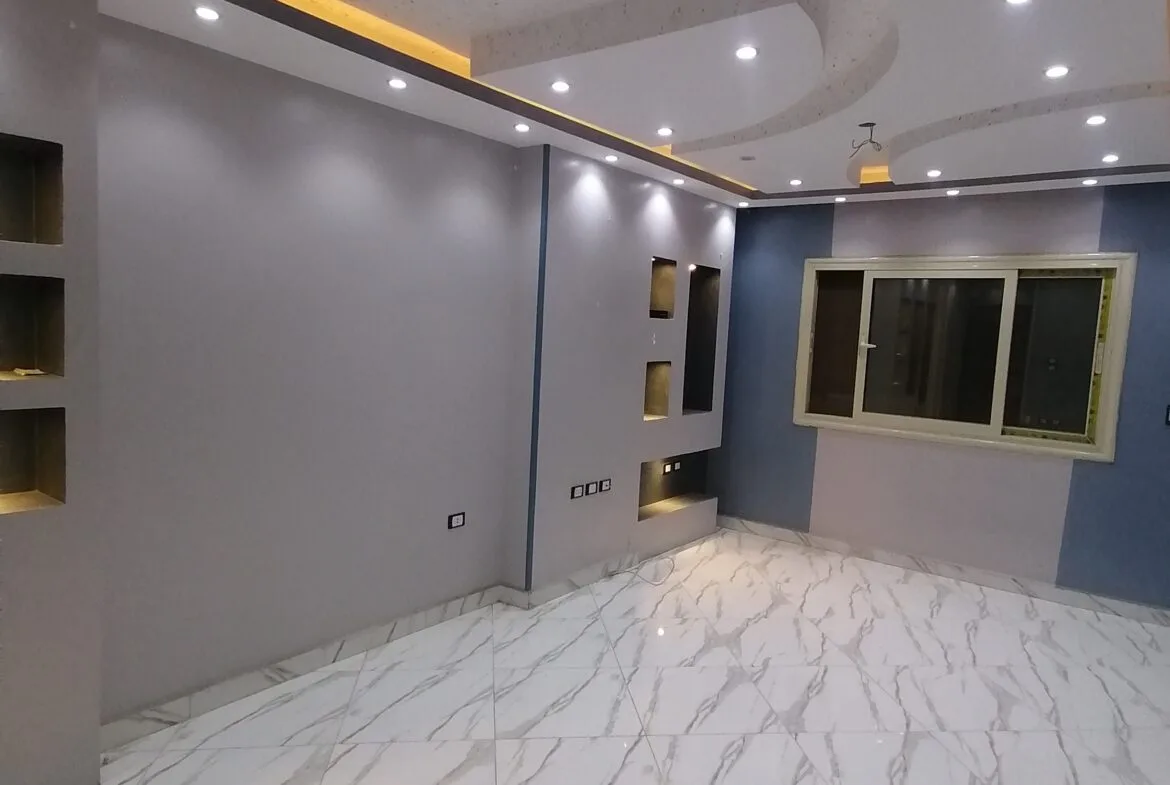 شقة بموقع مميز بجوار النادي تشطيب مهندس ديكور بمطبخ جديد وموقد بلت ان إيطالى جديد وسخان كهربائى جديد