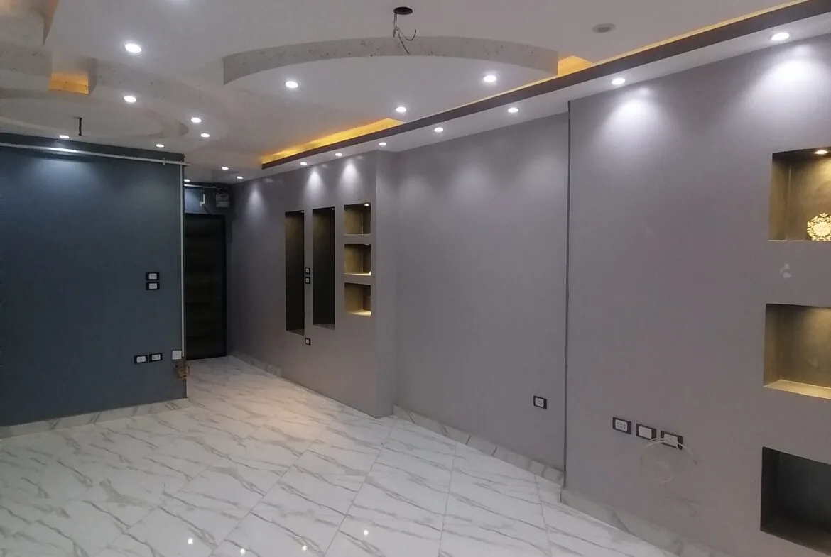 شقة بموقع مميز بجوار النادي تشطيب مهندس ديكور بمطبخ جديد وموقد بلت ان إيطالى جديد وسخان كهربائى جديد