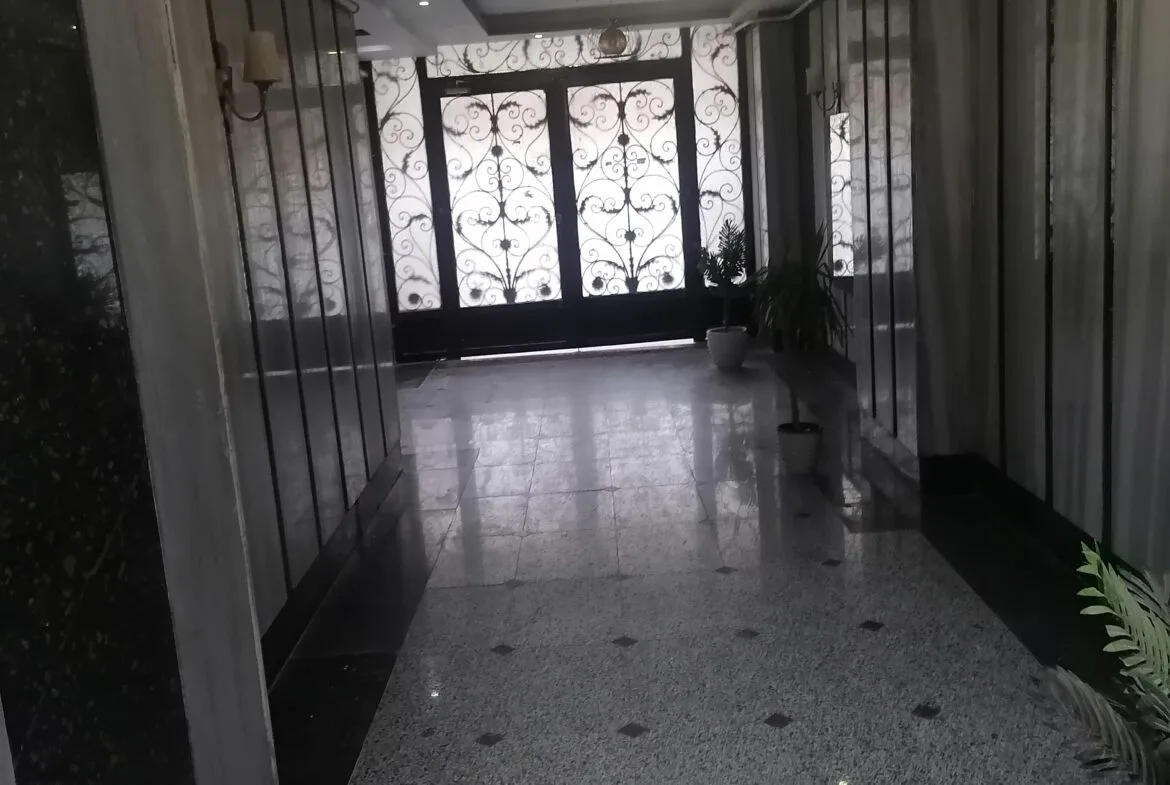 شقة بموقع مميز بجوار النادي تشطيب مهندس ديكور بمطبخ جديد وموقد بلت ان إيطالى جديد وسخان كهربائى جديد